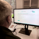 Mann blickt auf einen Monitor